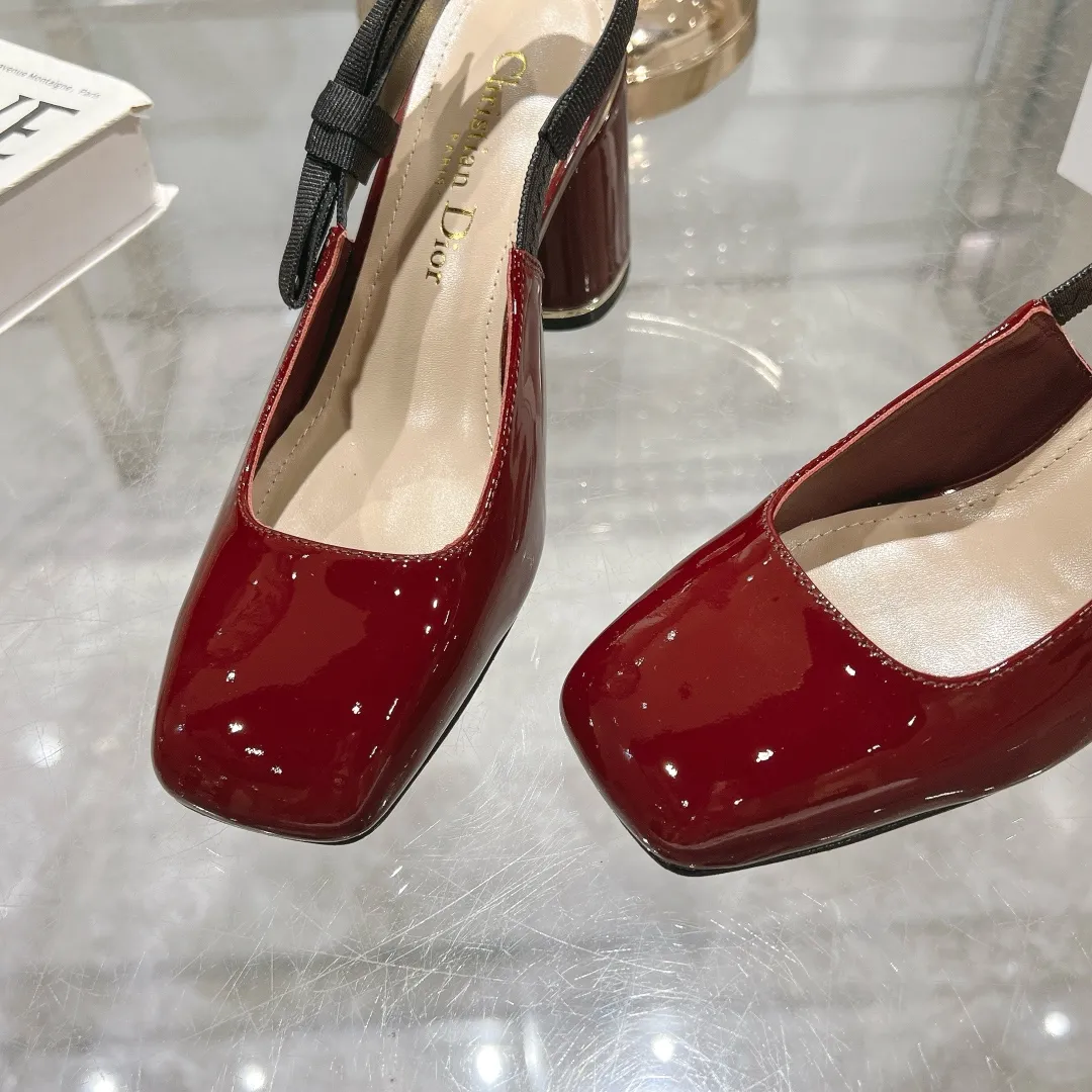 👟👟Ex-factory price 540👟👟Dior 2025 early spring new style Rhodes series women's sandals with special-shaped heel and empty back. Stars' same letter logo with electric embroidery process ➕Hardware buckle high-heeled women's shoes. The outside is decorated with butterflies 🦋knots for decoration, which makes the whole pair of shoes beautiful. 🌟Original development of top-end high-end version Material: imported patent leather upper, water-dyed sheepskin lining, foot pads + Italian leather outsole Heel height: 4cm 7.5cm Size: 35-41 standard code (40.41 customization is not returnable)